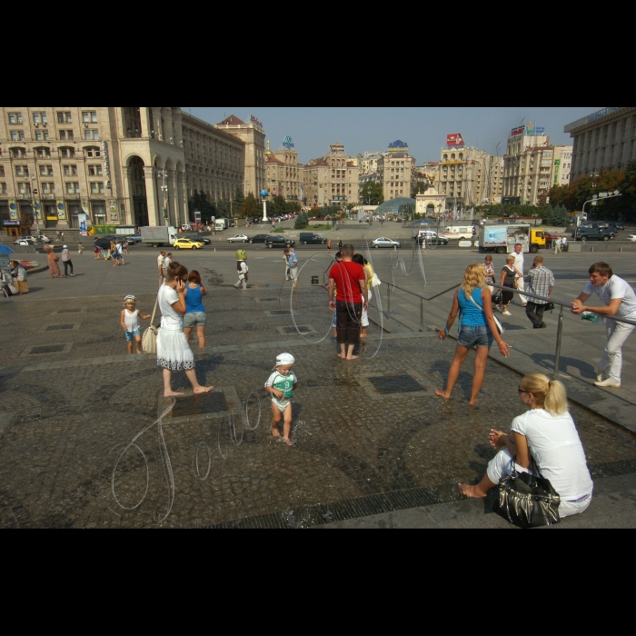 3 серпня 2010 Київ, Майдан Незалежності. Люди рятуються від спеки.