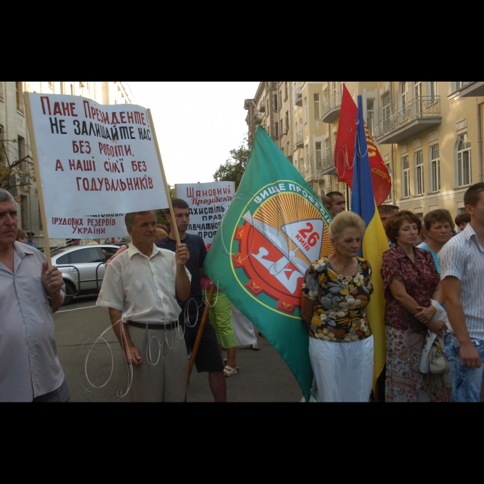 12 серпня 2010 працівники профтехосвіти разом з учнями та їхніми батьками пікетували адміністрацію Президента на захист своїх прав - проти наказу міністра освіти Табачника про незаконну ліквідацію трьох будівельних профтехучилищ у Києві.