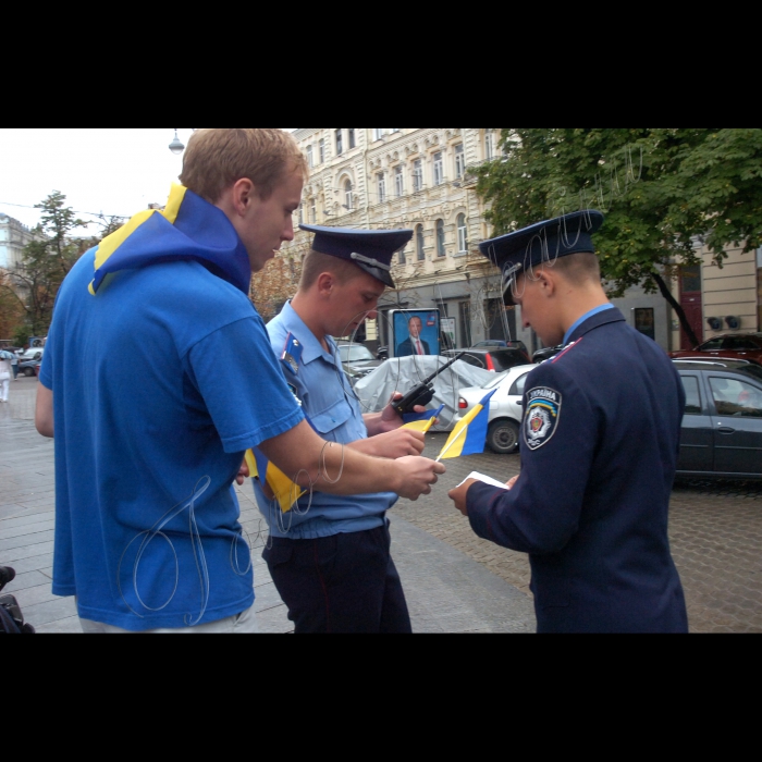 20 серпня 2010 у Києві біля пам’ятника Козаку Мамаю на Майдані Незалежності представники громадських організацій оголосили про старт всеукраїнської акції «Прапор», мета якої закликати українців вивішувати національні прапори на День незалежності. Активісти роздавали перехожим та автомобілістам прапорці України та хустинки в державних кольорах. А також  прикрасили хустинками пам’ятники в центрі Києва.   Ініціатори закличуть мешканців України на День незалежності долучитися до акції «Прапор» та вивісити прапор з вікна власного будинку; пов’язати на одяг чи речі хустку або стрічку синьо-жовтого кольору; почепити прапорець України на лобове скло машини, в офісі чи вдома.