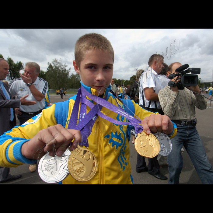 29 серпня 2010 у столичному аеропорту “Бориспіль” зустрічали юних олімпійців України - учасників І Юнацьких Олімпійських ігор в Сінгапурі, які вибороли 35 нагород, 10 з яких - золоті, 9 срібних та 16 бронзових медалей.