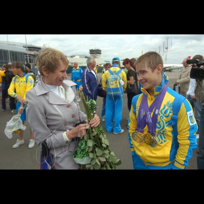 29 серпня 2010 у столичному аеропорту “Бориспіль” зустрічали юних олімпійців України - учасників І Юнацьких Олімпійських ігор в Сінгапурі, які вибороли 35 нагород, 10 з яких - золоті, 9 срібних та 16 бронзових медалей.