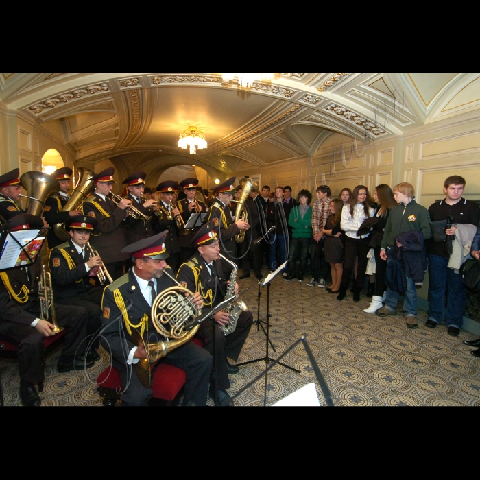 1 жовтня 2010 у приміщенні Національної опери України імені Т.Г. Шевченка відбулися врочистості з нагоди Всесвітнього дня вчителя та 15-ї річниці Українського державного університету фінансів та міжнародної торгівлі.