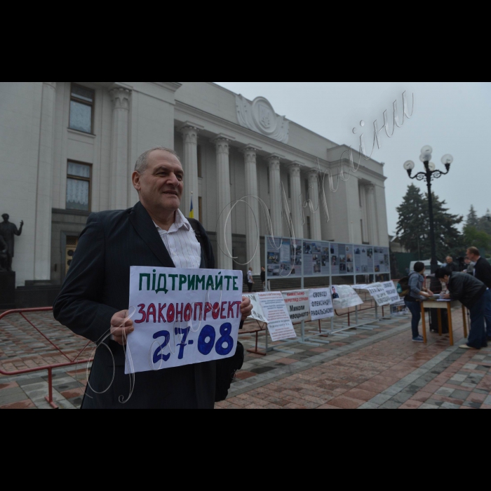 14 червня 2016 року фотовиставка біля Верховної Ради України, присвячена незаконно засудженим громадянам. На фото - правозахисник Євген Захарченко.