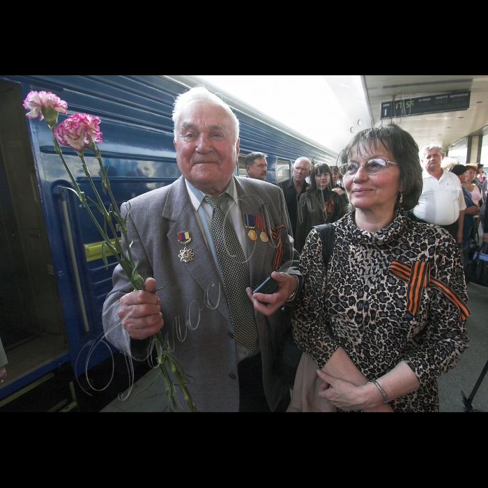 6 травня 2010 з нагоди 65-ї річниці Великої Перемоги на Центральному залізничному вокзалі Київ-Пасажирський Південно-Західної залізниці відбулися врочистості, присвячені відправленню української делегації ветеранів війни до Москви для участі у святковому параді Перемоги в Росії. Українська делегація ветеранів вирушає до Москви о 19.05 поїздом №6 сполученням Київ-Москва, а повернеться 11 травня о 8.00 поїздом №1 Москва-Київ. Володимир Жуковський - головний редактор газети «Ветеран України» з донькою Наталією.