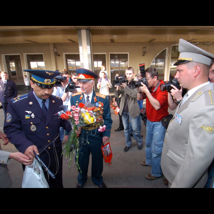 6 травня 2010 з нагоди 65-ї річниці Великої Перемоги на Центральному залізничному вокзалі Київ-Пасажирський Південно-Західної залізниці відбулися врочистості, присвячені відправленню української делегації ветеранів війни до Москви для участі у святковому параді Перемоги в Росії. Українська делегація ветеранів вирушає до Москви о 19.05 поїздом №6 сполученням Київ-Москва, а повернеться 11 травня о 8.00 поїздом №1 Москва-Київ. Полковник у відставці Дмитро Кирьян.