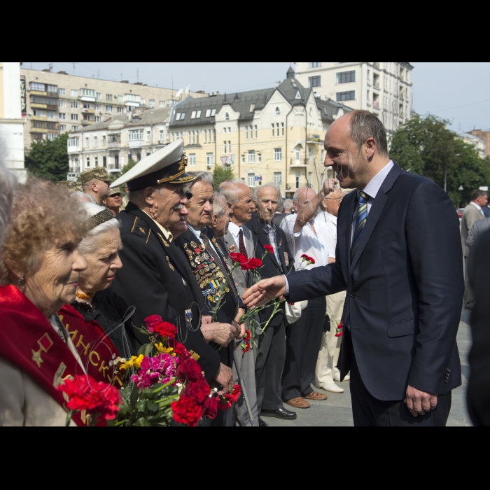 22 червня 2016 Київ. У церемонії вшанування жертв війни  покладанні квітів до меморіалу Невідомого солдата у парку Слави взяли участь Голова Верховної Ради України Андрій Парубій, Президент України Петро Порошенко, Прем’єр – міністр України Володимир Гройсман, урядовці, народні депутати, учасники Другої світової війни.