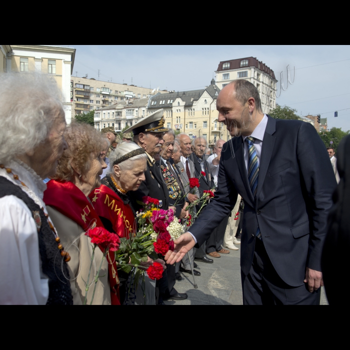 22 червня 2016 Київ. У церемонії вшанування жертв війни  покладанні квітів до меморіалу Невідомого солдата у парку Слави взяли участь Голова Верховної Ради України Андрій Парубій, Президент України Петро Порошенко, Прем’єр – міністр України Володимир Гройсман, урядовці, народні депутати, учасники Другої світової війни.