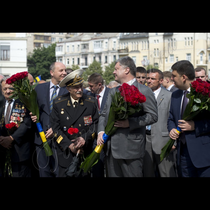 22 червня 2016 Київ. У церемонії вшанування жертв війни  покладанні квітів до меморіалу Невідомого солдата у парку Слави взяли участь Голова Верховної Ради України Андрій Парубій, Президент України Петро Порошенко, Прем’єр – міністр України Володимир Гройсман, урядовці, народні депутати, учасники Другої світової війни.