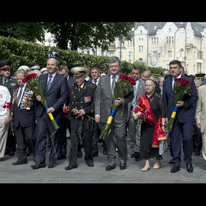 22 червня 2016 Київ. У церемонії вшанування жертв війни  покладанні квітів до меморіалу Невідомого солдата у парку Слави взяли участь Голова Верховної Ради України Андрій Парубій, Президент України Петро Порошенко, Прем’єр – міністр України Володимир Гройсман, урядовці, народні депутати, учасники Другої світової війни.