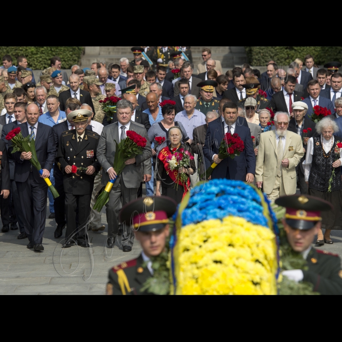 22 червня 2016 Київ. У церемонії вшанування жертв війни  покладанні квітів до меморіалу Невідомого солдата у парку Слави взяли участь Голова Верховної Ради України Андрій Парубій, Президент України Петро Порошенко, Прем’єр – міністр України Володимир Гройсман, урядовці, народні депутати, учасники Другої світової війни.