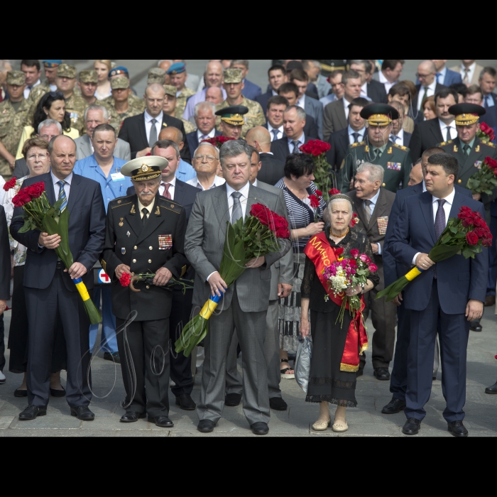 22 червня 2016 Київ. У церемонії вшанування жертв війни  покладанні квітів до меморіалу Невідомого солдата у парку Слави взяли участь Голова Верховної Ради України Андрій Парубій, Президент України Петро Порошенко, Прем’єр – міністр України Володимир Гройсман, урядовці, народні депутати, учасники Другої світової війни.