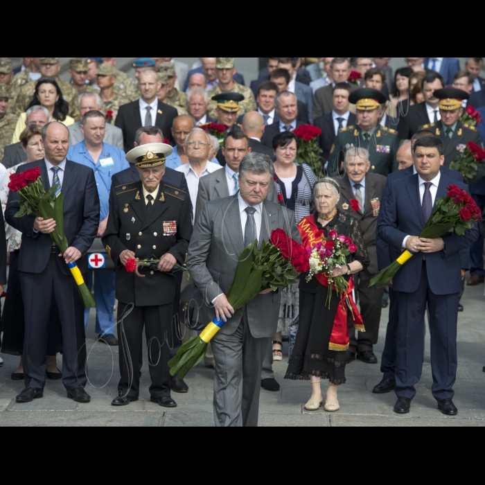 22 червня 2016 Київ. У церемонії вшанування жертв війни  покладанні квітів до меморіалу Невідомого солдата у парку Слави взяли участь Голова Верховної Ради України Андрій Парубій, Президент України Петро Порошенко, Прем’єр – міністр України Володимир Гройсман, урядовці, народні депутати, учасники Другої світової війни.