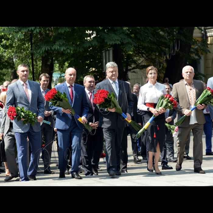 28 червня 2016 Голова Верховної Ради Андрій Парубій, Президент України Петро Порошенко з дружиною Мариною Порошенко, Київський міський голова Віталій Кличко і перший віце-прем'єр-міністр, міністр економічного розвитку і торгівлі України Степан Кубів, Голова Київської облдержадміністрації Максим Мельничук взяли участь в церемонії покладання квітів до пам'ятника Пилипу Орлику з нагоди Дня Конституції.