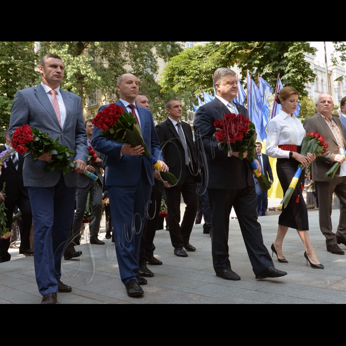 28 червня 2016 Голова Верховної Ради Андрій Парубій, Президент України Петро Порошенко з дружиною Мариною Порошенко, Київський міський голова Віталій Кличко і перший віце-прем'єр-міністр, міністр економічного розвитку і торгівлі України Степан Кубів, Голова Київської облдержадміністрації Максим Мельничук взяли участь в церемонії покладання квітів до пам'ятника Пилипу Орлику з нагоди Дня Конституції.