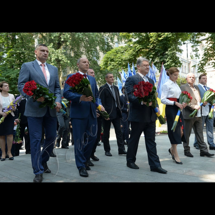 28 червня 2016 Голова Верховної Ради Андрій Парубій, Президент України Петро Порошенко з дружиною Мариною Порошенко, Київський міський голова Віталій Кличко і перший віце-прем'єр-міністр, міністр економічного розвитку і торгівлі України Степан Кубів, Голова Київської облдержадміністрації Максим Мельничук взяли участь в церемонії покладання квітів до пам'ятника Пилипу Орлику з нагоди Дня Конституції.