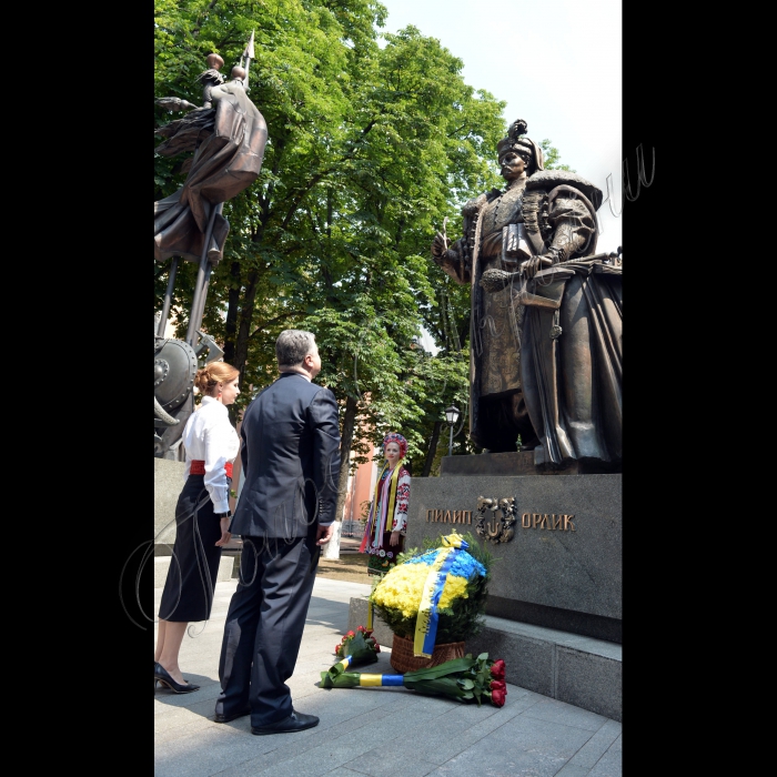 28 червня 2016 Голова Верховної Ради Андрій Парубій, Президент України Петро Порошенко з дружиною Мариною Порошенко, Київський міський голова Віталій Кличко і перший віце-прем'єр-міністр, міністр економічного розвитку і торгівлі України Степан Кубів, Голова Київської облдержадміністрації Максим Мельничук взяли участь в церемонії покладання квітів до пам'ятника Пилипу Орлику з нагоди Дня Конституції.