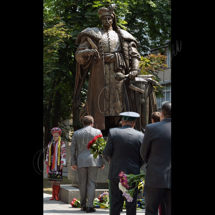 28 червня 2016 Голова Верховної Ради Андрій Парубій, Президент України Петро Порошенко з дружиною Мариною Порошенко, Київський міський голова Віталій Кличко і перший віце-прем'єр-міністр, міністр економічного розвитку і торгівлі України Степан Кубів, Голова Київської облдержадміністрації Максим Мельничук взяли участь в церемонії покладання квітів до пам'ятника Пилипу Орлику з нагоди Дня Конституції.