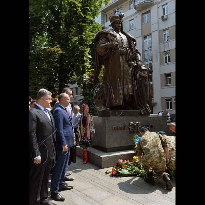 28 червня 2016 Голова Верховної Ради Андрій Парубій, Президент України Петро Порошенко з дружиною Мариною Порошенко, Київський міський голова Віталій Кличко і перший віце-прем'єр-міністр, міністр економічного розвитку і торгівлі України Степан Кубів, Голова Київської облдержадміністрації Максим Мельничук взяли участь в церемонії покладання квітів до пам'ятника Пилипу Орлику з нагоди Дня Конституції.