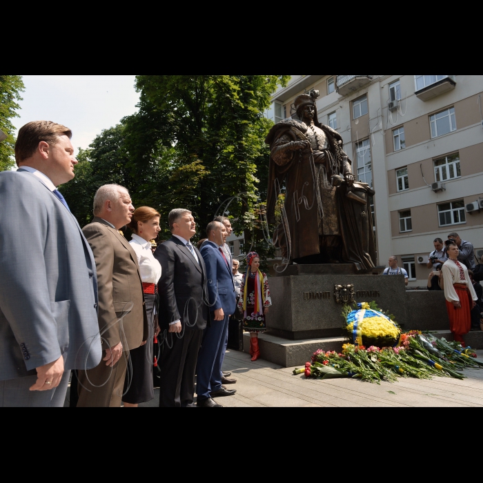 28 червня 2016 Голова Верховної Ради Андрій Парубій, Президент України Петро Порошенко з дружиною Мариною Порошенко, Київський міський голова Віталій Кличко і перший віце-прем'єр-міністр, міністр економічного розвитку і торгівлі України Степан Кубів, Голова Київської облдержадміністрації Максим Мельничук взяли участь в церемонії покладання квітів до пам'ятника Пилипу Орлику з нагоди Дня Конституції.