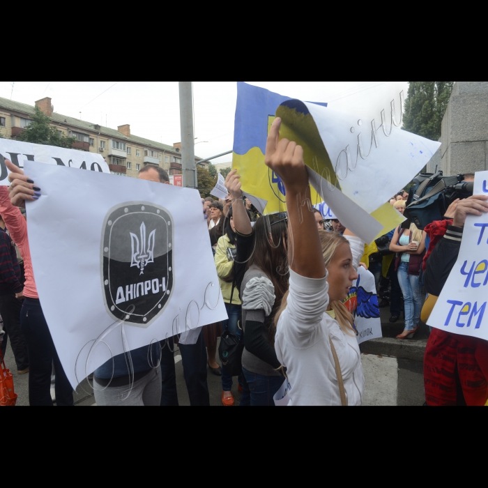 28 серпня 2014. Мітинг. Активісти під Генштабом Збройних Сил України вимагають допомоги заблокованим під Іловайськом добровільним батальйонам.