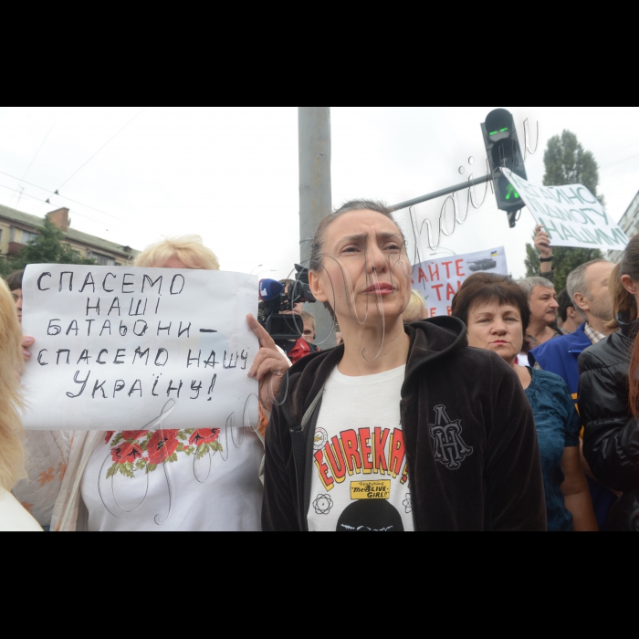 28 серпня 2014. Мітинг. Активісти під Генштабом Збройних Сил України вимагають допомоги заблокованим під Іловайськом добровільним батальйонам.