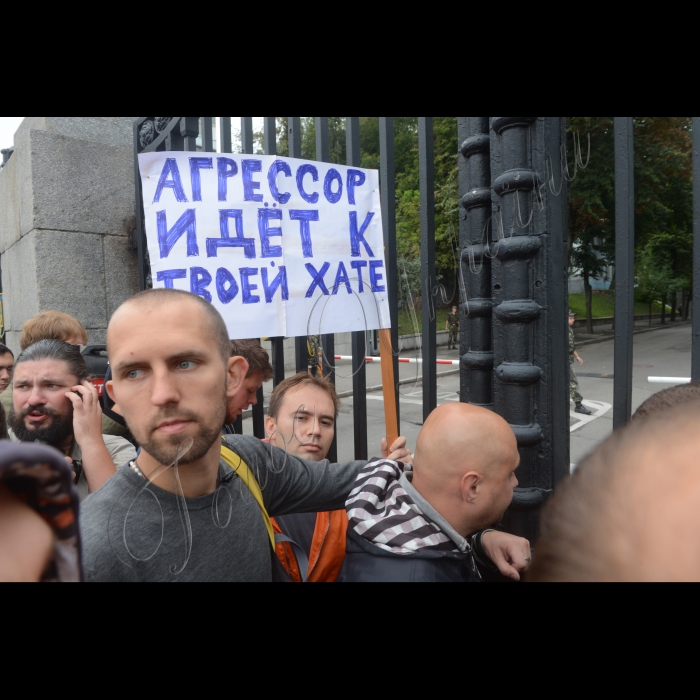 28 серпня 2014. Мітинг. Активісти під Генштабом Збройних Сил України вимагають допомоги заблокованим під Іловайськом добровільним батальйонам.