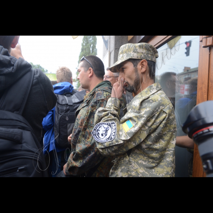 28 серпня 2014. Мітинг. Активісти під Генштабом Збройних Сил України вимагають допомоги заблокованим під Іловайськом добровільним батальйонам.