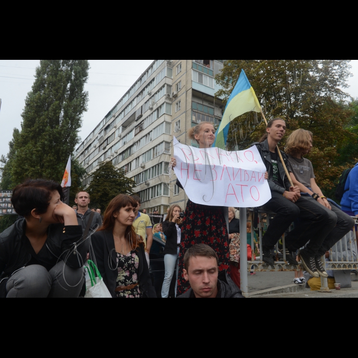 28 серпня 2014. Мітинг. Активісти під Генштабом Збройних Сил України вимагають допомоги заблокованим під Іловайськом добровільним батальйонам.