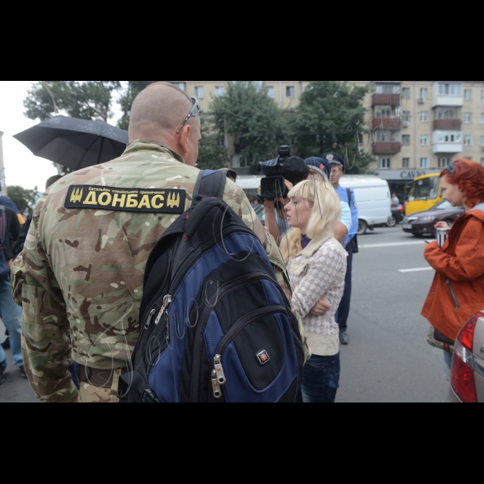 28 серпня 2014. Мітинг. Активісти під Генштабом Збройних Сил України вимагають допомоги заблокованим під Іловайськом добровільним батальйонам.