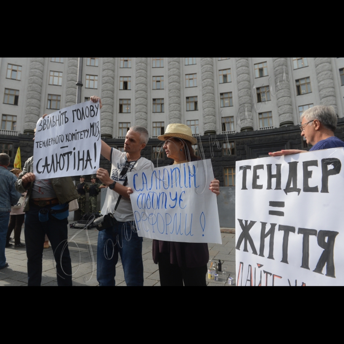 27 серпня 2014. Біля Кабінету Міністрів України активісти пацієнтських організацій провели пікет 