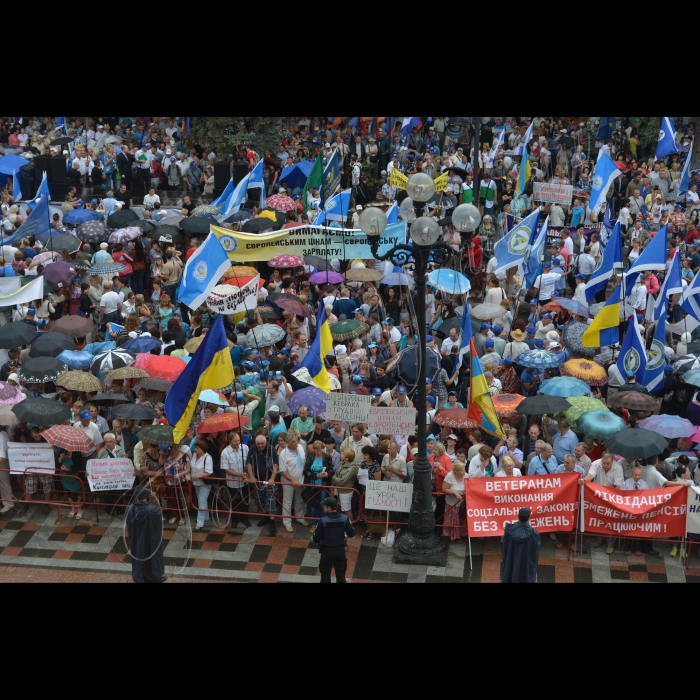 6 липня 2016 Всеукраїнський марш протесту «Європейським цінам – європейську зарплату!» проти шокового підвищення ціни на газ і комунальних тарифів. Представники профспілок, які представляють трудові колективи з усієї України вирушили двома колонами від парку ім. Т.Г. Шевченка і парку Слави до Кабінету Міністрів України і Верховної Ради України.   