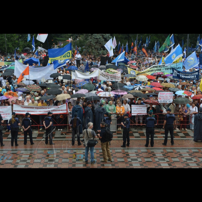 6 липня 2016 Всеукраїнський марш протесту «Європейським цінам – європейську зарплату!» проти шокового підвищення ціни на газ і комунальних тарифів. Представники профспілок, які представляють трудові колективи з усієї України вирушили двома колонами від парку ім. Т.Г. Шевченка і парку Слави до Кабінету Міністрів України і Верховної Ради України.   