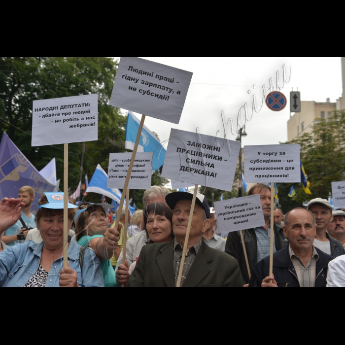 6 липня 2016 Всеукраїнський марш протесту «Європейським цінам – європейську зарплату!» проти шокового підвищення ціни на газ і комунальних тарифів. Представники профспілок, які представляють трудові колективи з усієї України вирушили двома колонами від парку ім. Т.Г. Шевченка і парку Слави до Кабінету Міністрів України і Верховної Ради України.