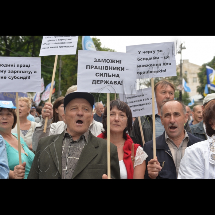 6 липня 2016 Всеукраїнський марш протесту «Європейським цінам – європейську зарплату!» проти шокового підвищення ціни на газ і комунальних тарифів. Представники профспілок, які представляють трудові колективи з усієї України вирушили двома колонами від парку ім. Т.Г. Шевченка і парку Слави до Кабінету Міністрів України і Верховної Ради України.