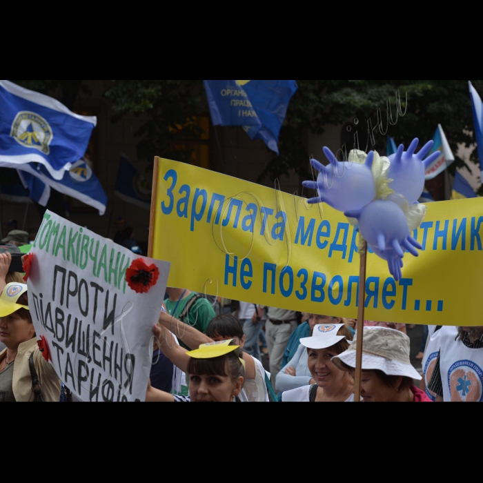 6 липня 2016 Всеукраїнський марш протесту «Європейським цінам – європейську зарплату!» проти шокового підвищення ціни на газ і комунальних тарифів. Представники профспілок, які представляють трудові колективи з усієї України вирушили двома колонами від парку ім. Т.Г. Шевченка і парку Слави до Кабінету Міністрів України і Верховної Ради України.