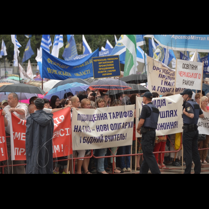 6 липня 2016 Всеукраїнський марш протесту «Європейським цінам – європейську зарплату!» проти шокового підвищення ціни на газ і комунальних тарифів. Представники профспілок, які представляють трудові колективи з усієї України вирушили двома колонами від парку ім. Т.Г. Шевченка і парку Слави до Кабінету Міністрів України і Верховної Ради України.