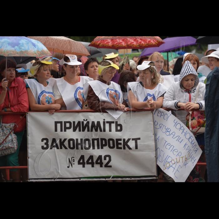 6 липня 2016 Всеукраїнський марш протесту «Європейським цінам – європейську зарплату!» проти шокового підвищення ціни на газ і комунальних тарифів. Представники профспілок, які представляють трудові колективи з усієї України вирушили двома колонами від парку ім. Т.Г. Шевченка і парку Слави до Кабінету Міністрів України і Верховної Ради України. Представники Одеського медичного університету ім. Мечникова.