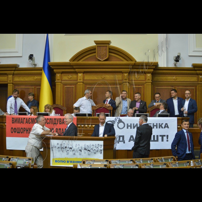 6 липня 2016 пленарне засідання Верховної Ради України.  Блокування трибуни фракціями РП та Батьківщина з вимогою переглянути комунальні тарифи. Мусій, Дерев'янко, Силантьєв, Добродомов, Крулько, Іллєнко, Власенко