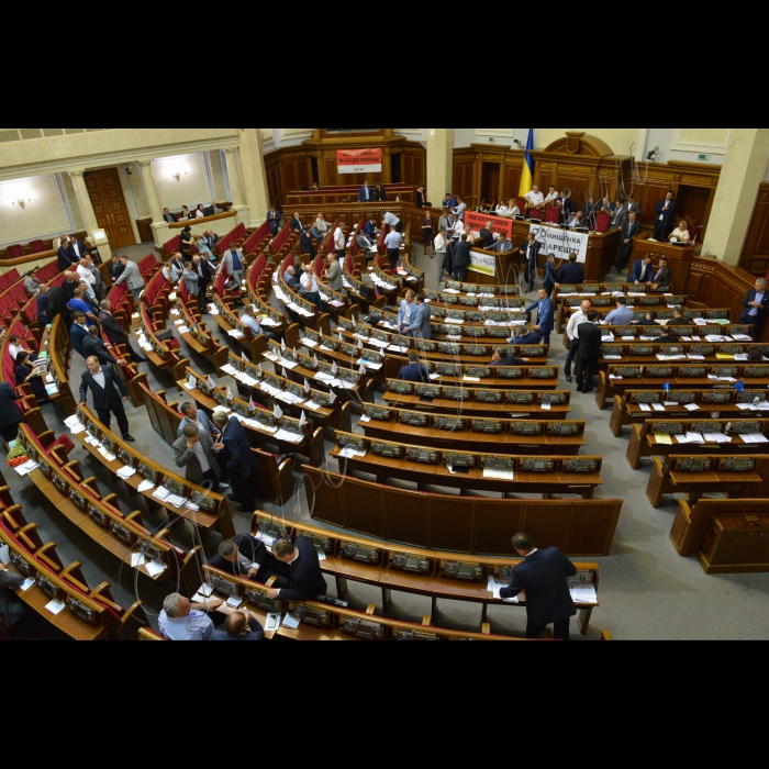 6 липня 2016 пленарне засідання Верховної Ради України. Блокування трибуни фракціями РП та Батьківщина з вимогою переглянути комунальні тарифи. Зал ВР