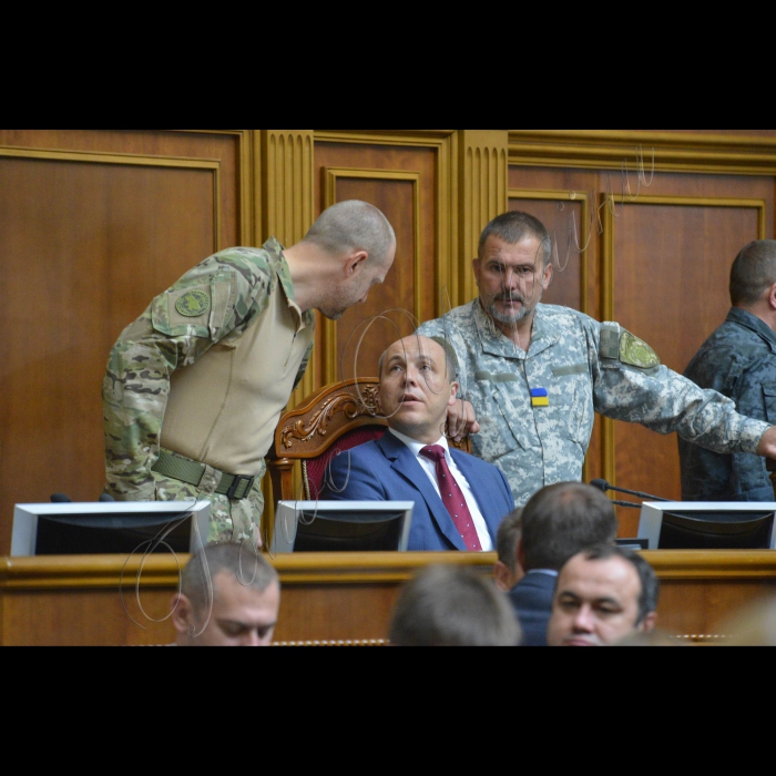 7 липня 2016 пленарне засідання Верховної Ради України. Андрій Тетерук (НФ), Голова ВР Андрій Парубій, Юрій Береза (НФ).