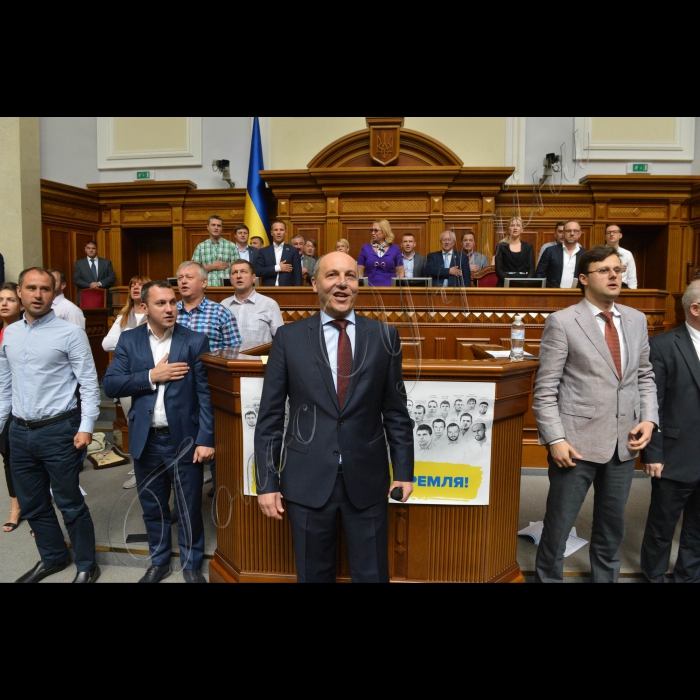 8 липня 2016 пленарне засідання Верховної Ради України. Співають гімн. Голова ВР України Андрій Парубій. Галасюк