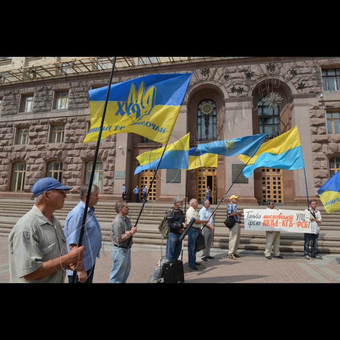 18 липня 2016 у столиці територіальна громада під головуванням Віктора Горбача, голови громадської організації «Українська патріотична альтернатива», ініціює рішення Київської міської ради «Про заборони будь яких заходів у Києві з 18 до 29 липня з метою уникнення провокацій внаслідок так званої «хресної ходи» Московського патріархату, що насправді є елементом гібридної війни РФ проти України». Члени ініціативної групи збирають підписи киян під зверненням до Київського міського голови Віталія Кличка.