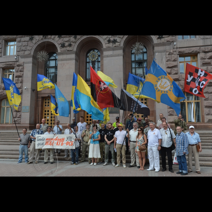 18 липня 2016 у столиці територіальна громада під головуванням Віктора Горбача, голови громадської організації «Українська патріотична альтернатива», ініціює рішення Київської міської ради «Про заборони будь яких заходів у Києві з 18 до 29 липня з метою уникнення провокацій внаслідок так званої «хресної ходи» Московського патріархату, що насправді є елементом гібридної війни РФ проти України». Члени ініціативної групи збирають підписи киян під зверненням до Київського міського голови Віталія Кличка.