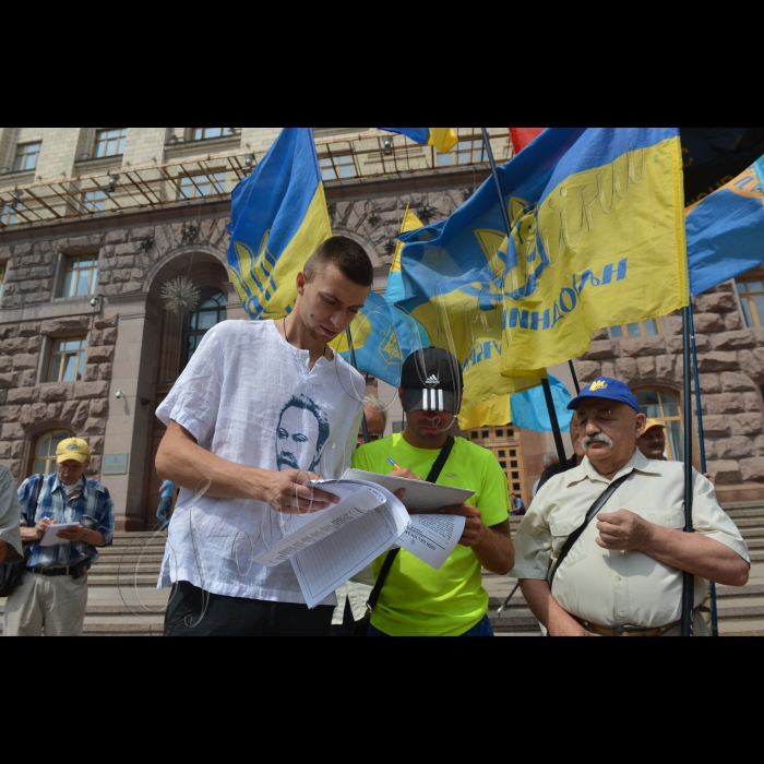 18 липня 2016 у столиці територіальна громада під головуванням Віктора Горбача, голови громадської організації «Українська патріотична альтернатива», ініціює рішення Київської міської ради «Про заборони будь яких заходів у Києві з 18 до 29 липня з метою уникнення провокацій внаслідок так званої «хресної ходи» Московського патріархату, що насправді є елементом гібридної війни РФ проти України». Члени ініціативної групи збирають підписи киян під зверненням до Київського міського голови Віталія Кличка.