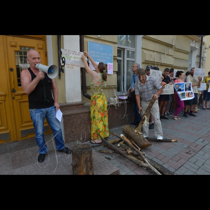 26 липня 2016 біля Держлісагенства Київський еколого-культурний центр провів акцію з вимогою відставки виконуючої обов’язки Голови агентства Христини Юшкевич, яка на думку екологів саботує створення національного парку на місці царських полювань у Сухолуччі біля Києва.  Еколог Володимир Борейко.