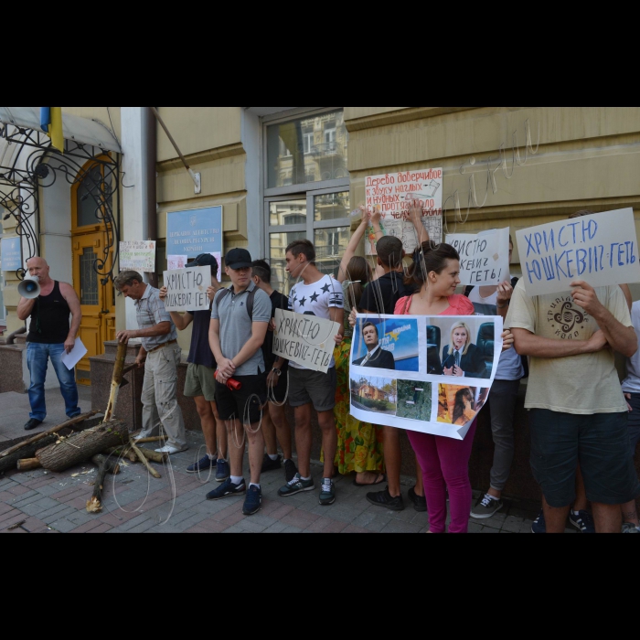 26 липня 2016 біля Держлісагенства Київський еколого-культурний центр провів акцію з вимогою відставки виконуючої обов’язки Голови агентства Христини Юшкевич, яка на думку екологів саботує створення національного парку на місці царських полювань у Сухолуччі біля Києва. 