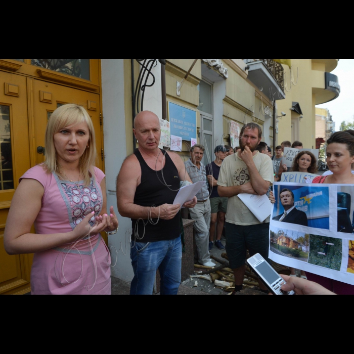 26 липня 2016 біля Держлісагенства Київський еколого-культурний центр провів акцію з вимогою відставки виконуючої обов’язки Голови агентства Христини Юшкевич, яка на думку екологів саботує створення національного парку на місці царських полювань у Сухолуччі біля Києва. Виконуюча обов’язки Голови Державного агентства лісових ресурсів України Христинa Юшкевич та еколог Володимир Борейко ведуть дискусію. 