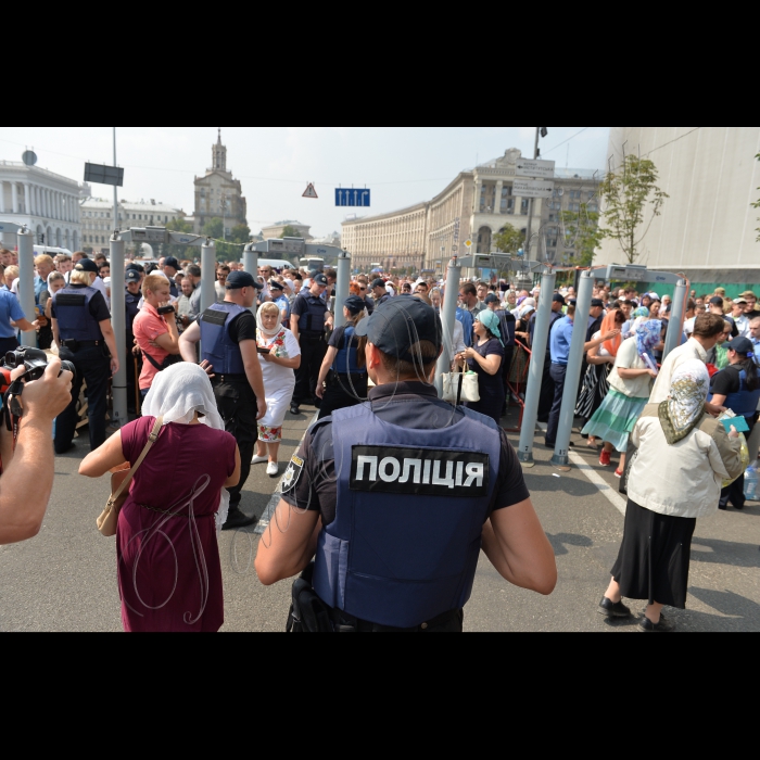 27 липня 2016 з нагоди Дня хрещення Київської Русі та 1000-ліття Давньоруського чернецтва на Святій Горі Афон  в Києві, на Європейській площі відбулася урочиста зустріч двох Хресних ходів зі Сходу та Заходу України, які очолять намісники лавр. Разом вони попрямують на Володимирську гірку. 