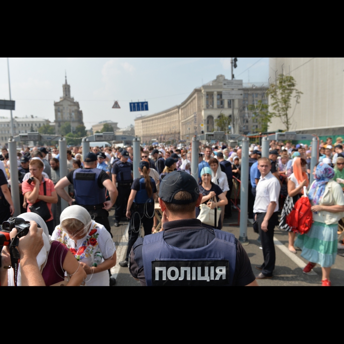 27 липня 2016 з нагоди Дня хрещення Київської Русі та 1000-ліття Давньоруського чернецтва на Святій Горі Афон  в Києві, на Європейській площі відбулася урочиста зустріч двох Хресних ходів зі Сходу та Заходу України, які очолять намісники лавр. Разом вони попрямують на Володимирську гірку. 