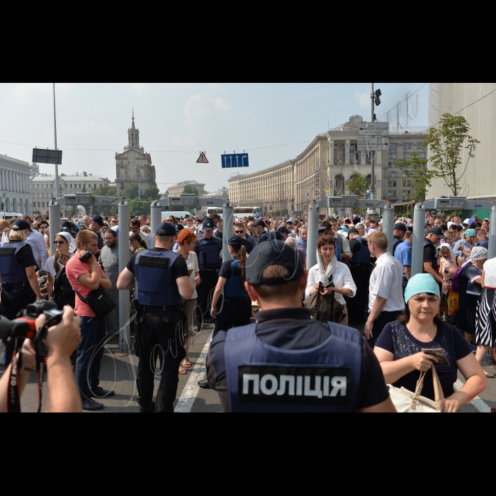 27 липня 2016 з нагоди Дня хрещення Київської Русі та 1000-ліття Давньоруського чернецтва на Святій Горі Афон  в Києві, на Європейській площі відбулася урочиста зустріч двох Хресних ходів зі Сходу та Заходу України, які очолять намісники лавр. Разом вони попрямують на Володимирську гірку. 